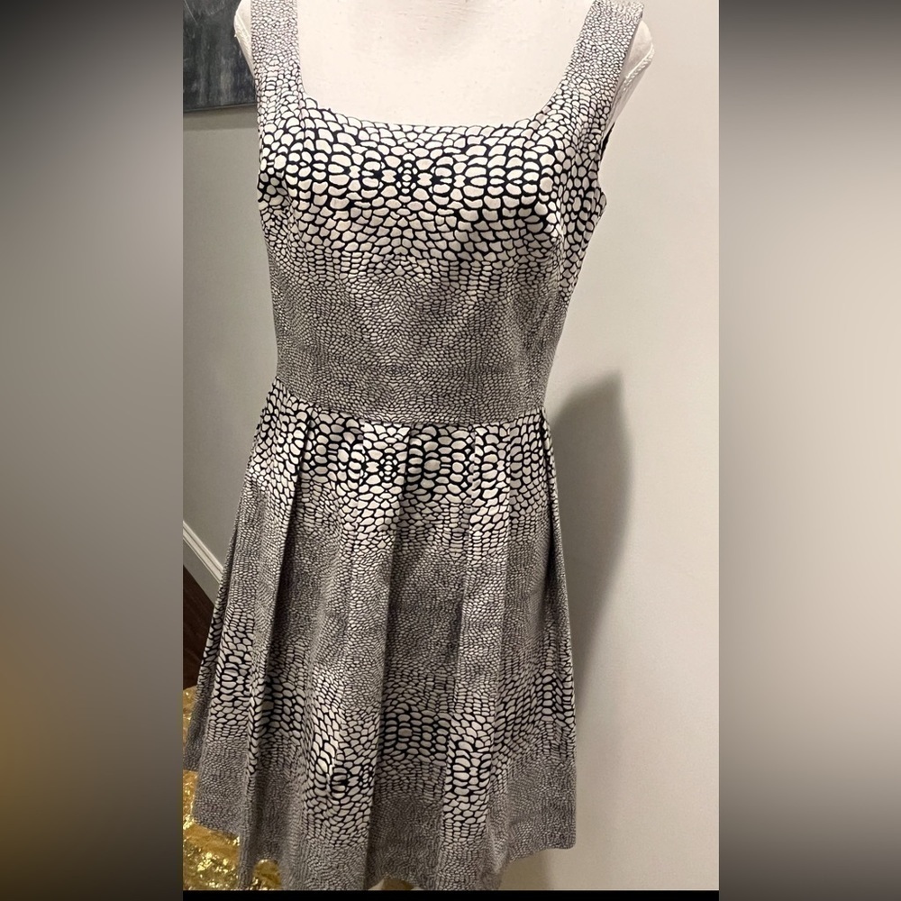 ISSA London jacquard women’s sleeveless pleated dress.geometric design. Size 8